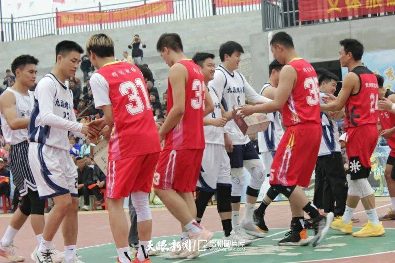 国内顶尖篮球联赛精彩场面纷呈，赛前人气高涨