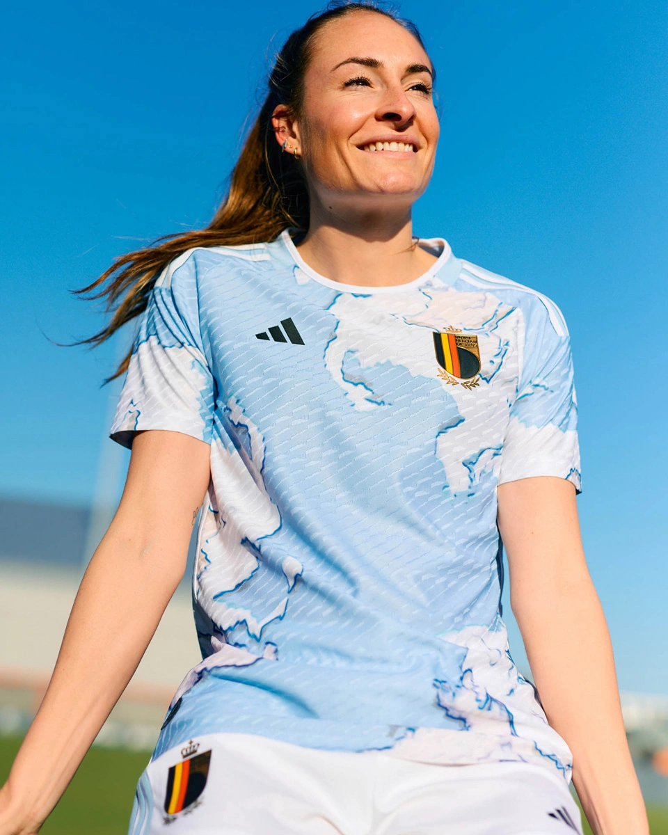 比利时女足锋芒毕露，闯入前八