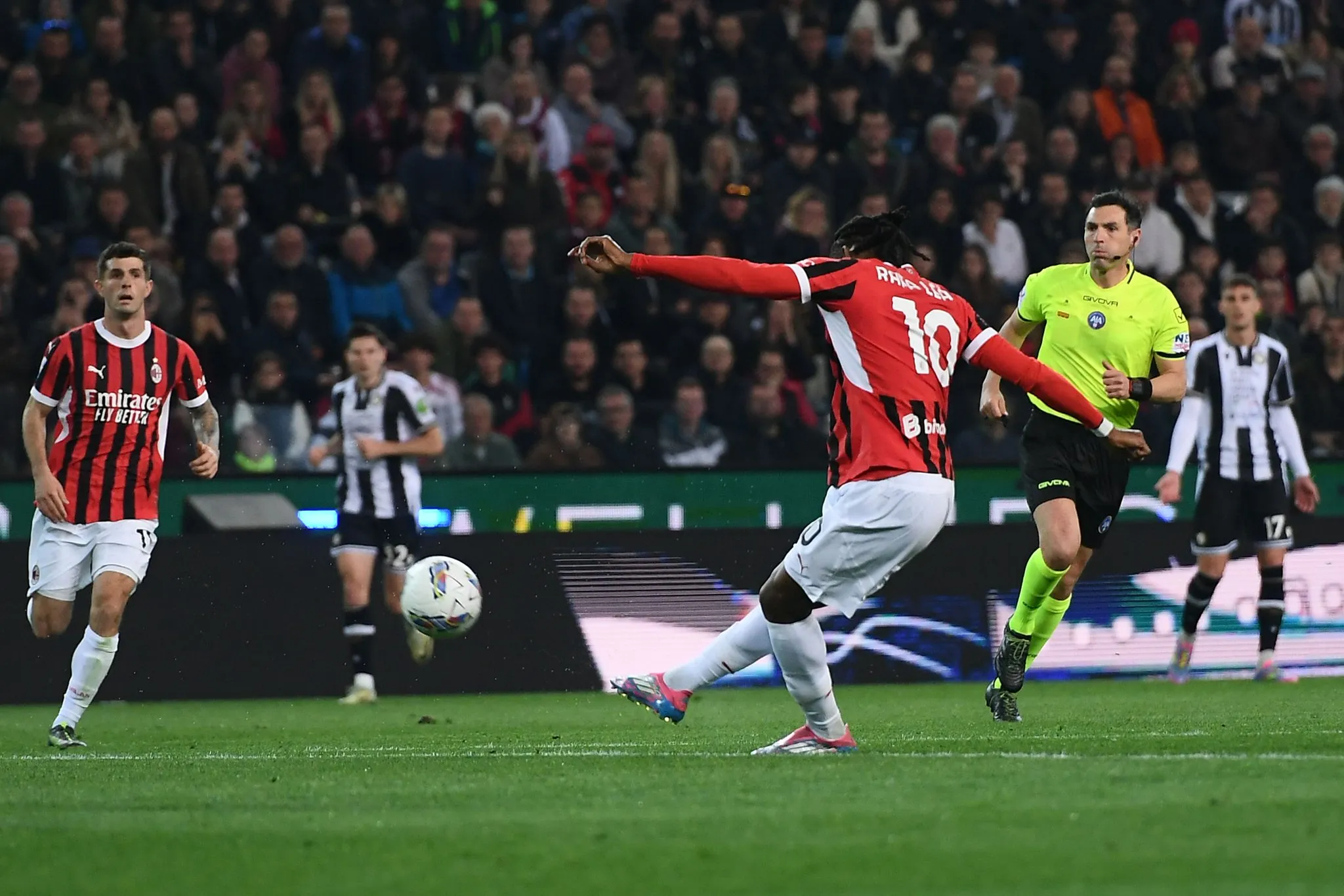 开云体育入口-意甲球员获得最佳射手奖，铸就传奇一战