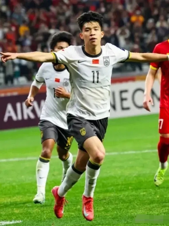 包含青训球员再现神勇，力保球队胜利的词条