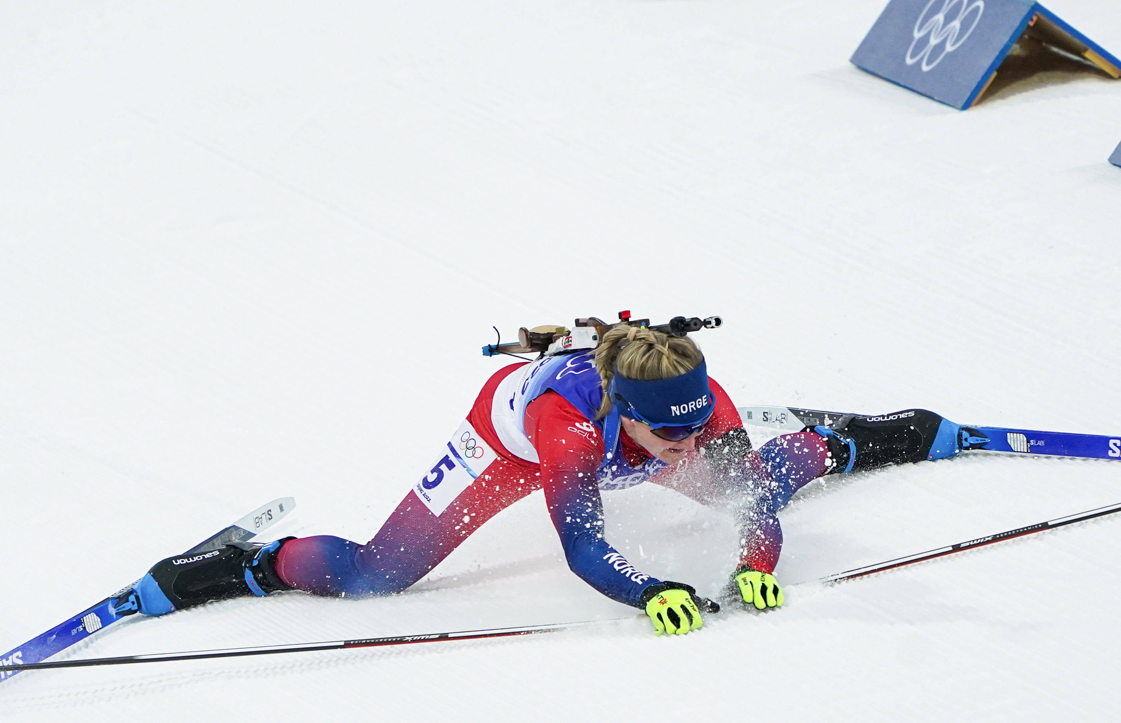 开云体育app下载-挪威选手在越野滑雪比赛中速度飞快