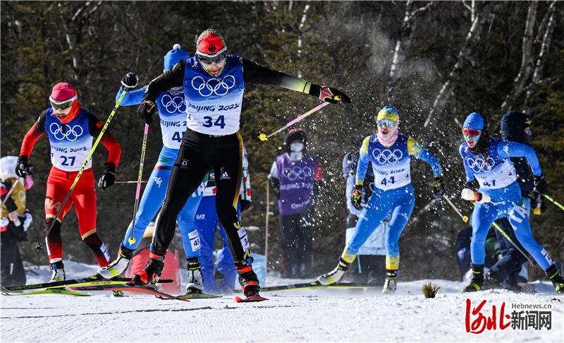挪威选手在越野滑雪比赛中速度飞快
