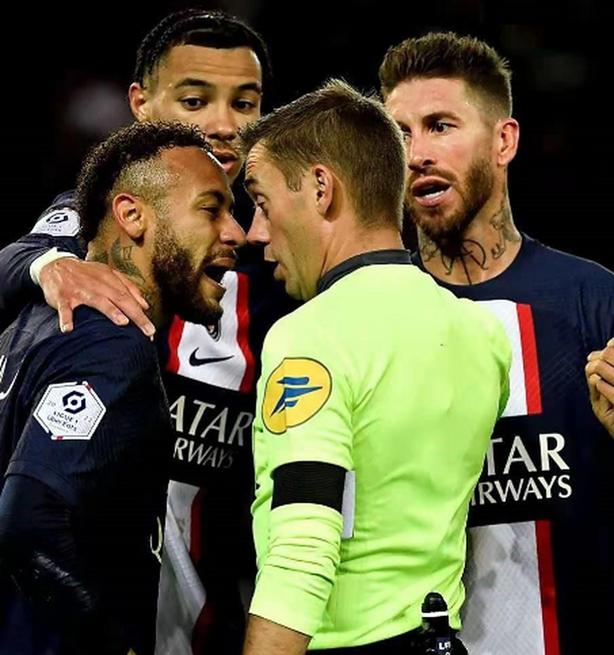 包含法甲联赛竞争白热化，领头羊紧咬追击的词条