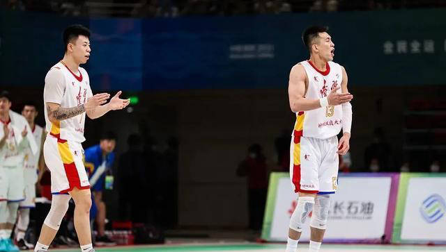 开云体育app下载-力挽狂澜！球员不怕困难，奋力冲击的简单介绍