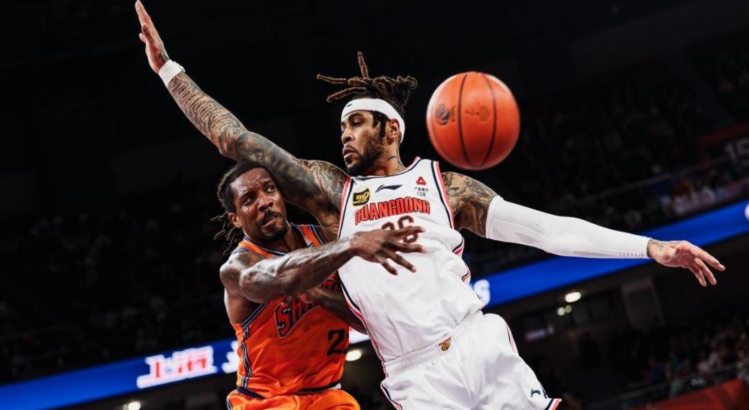 夏朗盖主教练回答媒体提问，分析球队战术