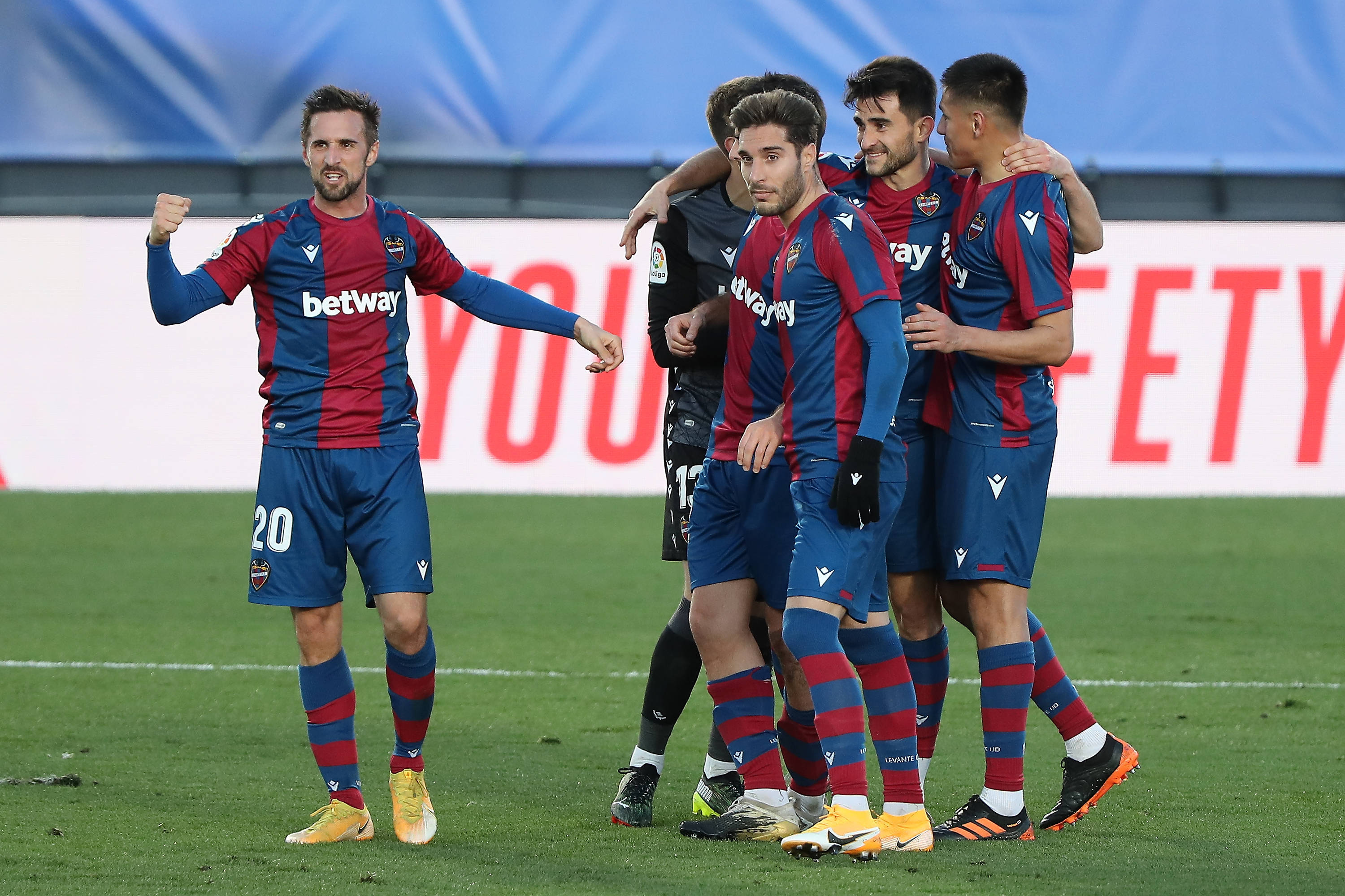 开云体育亚洲官网-包含阿拉维斯客场逆袭，击败对手取得关键胜利的词条