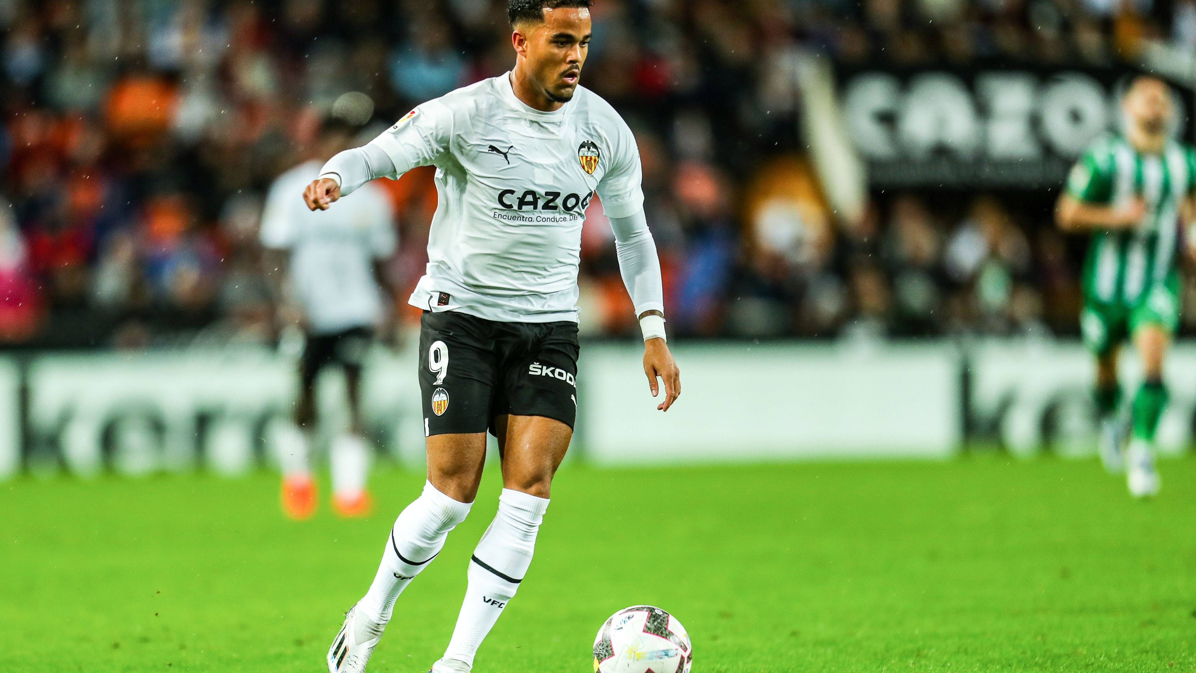 包含阿拉维斯客场逆袭，击败对手取得关键胜利的词条