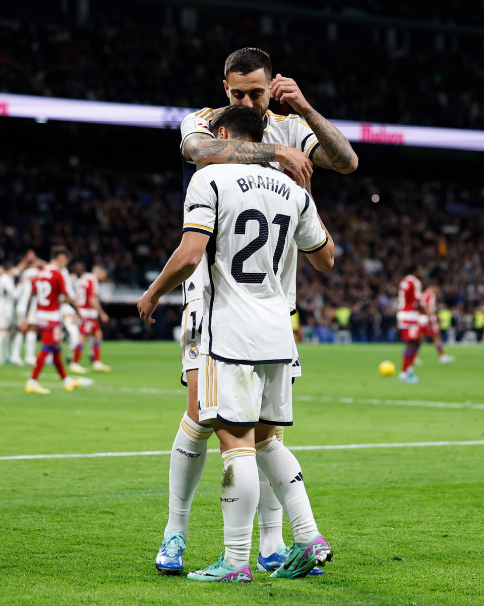 包含塞维利亚主场大胜格拉纳达，稳居西甲榜首的词条