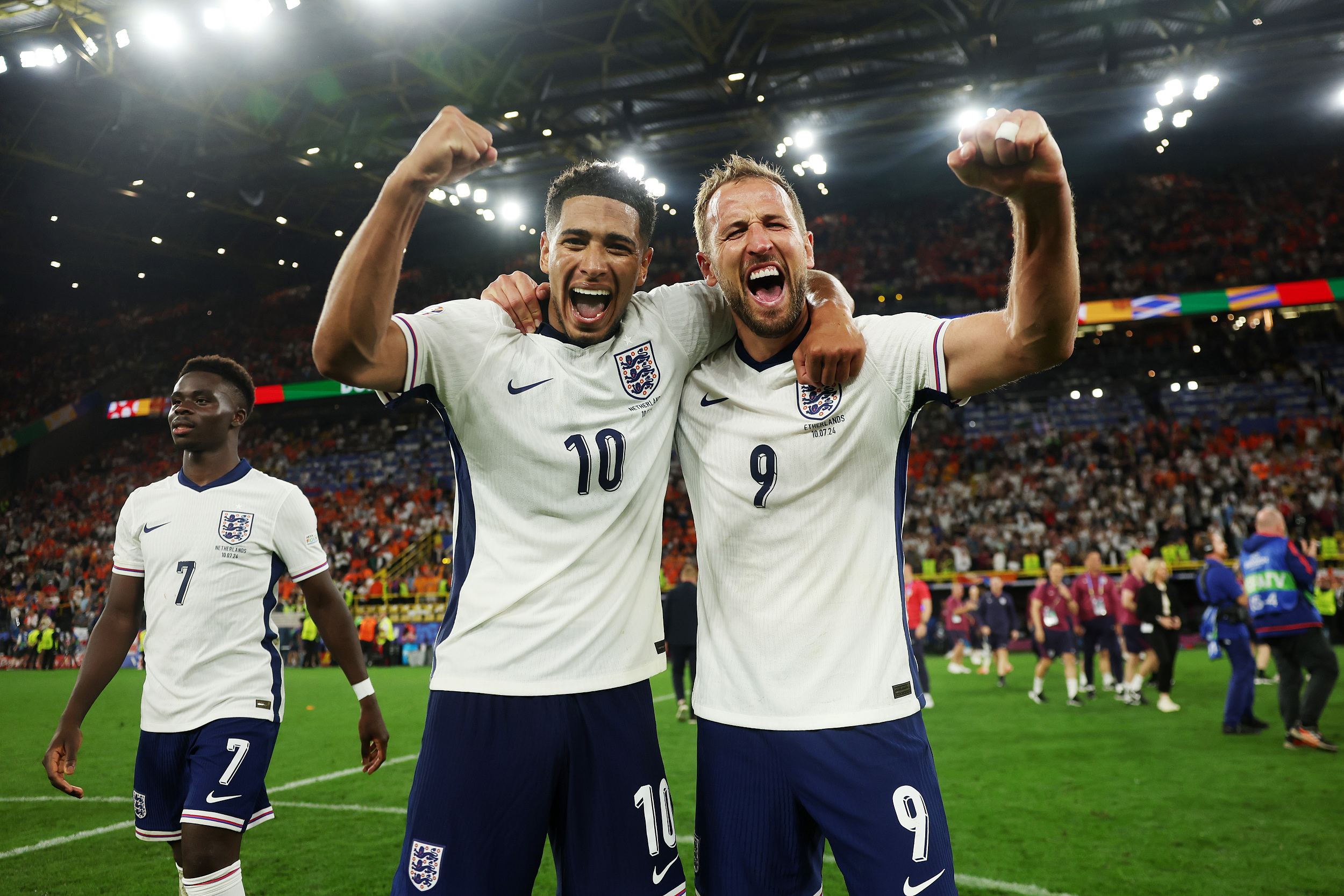 包含英格兰队击败意大利队拿下比赛胜利的词条