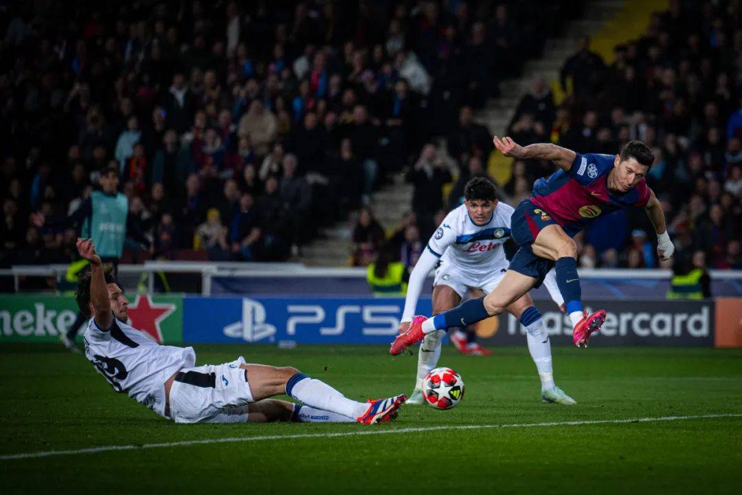 关于亚特兰大主场赢球，继续紧咬欧冠区的信息