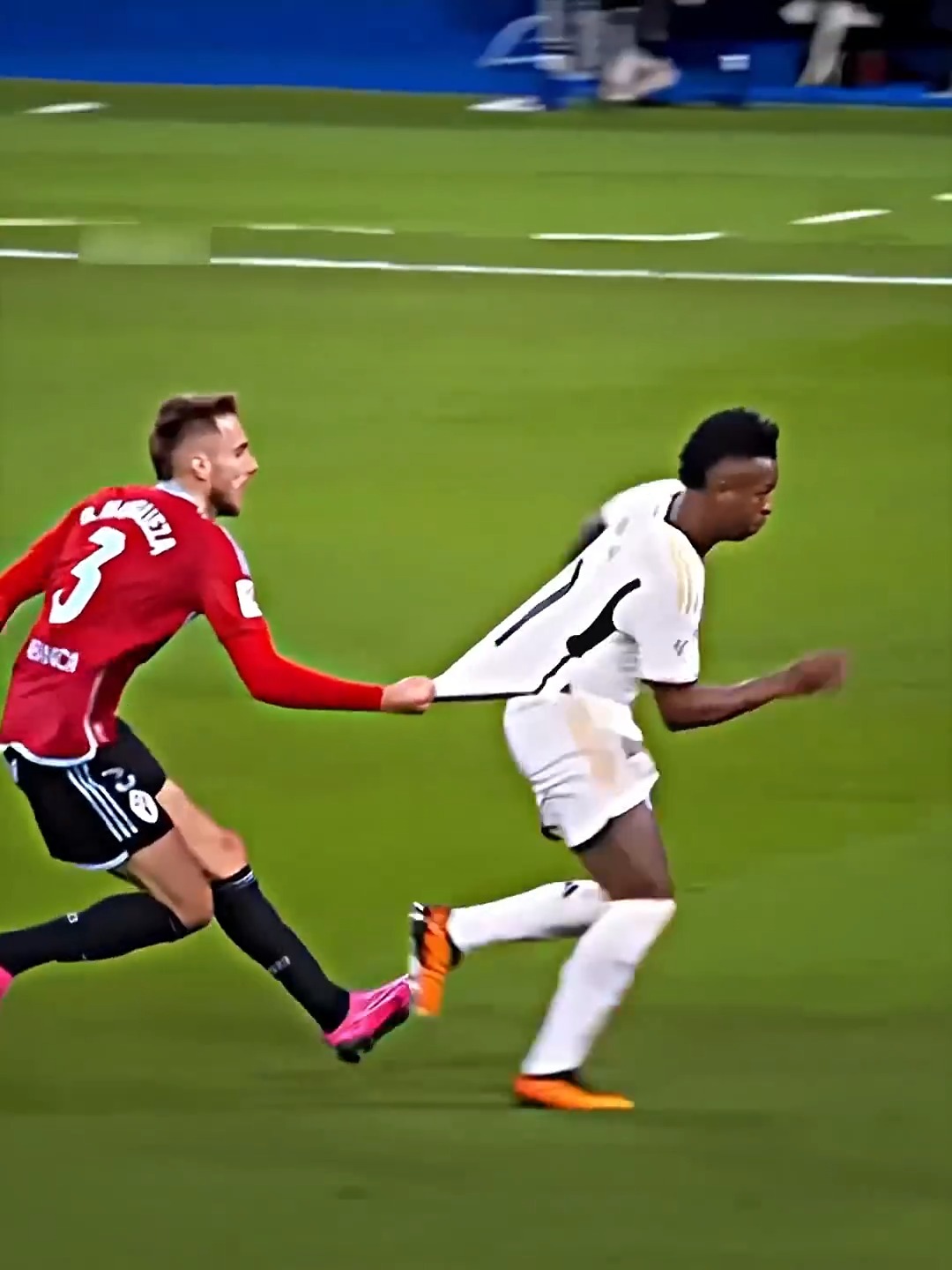 包含眼看这场足球巅峰对决，真激动的词条